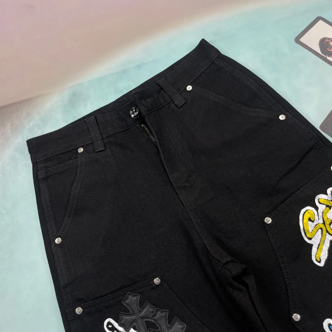 🅿️280 🔘Style number-KL168 🔘Croxin𝐂𝐡𝐫𝐨𝐦𝐞 𝐇𝐞𝐚𝐫𝐭 Sex Recprds limited edition black multi-element graffiti work jeans* produced by Croxin, the texture is simply invincible! It is a specially customized model made by Master DIY. It is unique, so you don’t have to worry about collisions at all! The various colorful graffiti elements on the pants, such as stars, lips and other patterns, are particularly eye-catching and full of street fashion. The three-dimensional cutting version is loose and comfortable, regardless of body shape. No matter you are tall or short, fat or thin, you will look taller and slimmer when wearing it. The same style for men and women, it can also be used as couple pants, it’s so versatile! The workmanship is even more exquisite, every detail is handled superbly, and the shape is stylish and crisp. No matter what season it is, these pants can easily be fashionable. They match well with any top and are a must-have for your wardrobe! The matching suggestions are as follows: Trendy hip-hop style: Pair the upper body with a loose colorful hooded sweatshirt, such as fluorescent green, bright orange and other bright colors. Wearing a baseball cap of the same color, large-frame sunglasses, a pair of high-top AJ sneakers, and a large-capacity backpack, the look is full of hip-hop style. Cool and handsome functional style: Wear a black bottoming shirt inside, a military green functional jacket outside, and black tactical boots. Tie a metal chain around your waist to add street coolness. If you go to a music festival or a trendy party, you will be the center of attention. Simple casual style: Pair with a simple white cotton T-shirt, a denim jacket, and white shoes. The overall design is simple and casual, suitable for daily shopping and dating, and can easily create a comfortable and fashionable feel.  Size: S M L XL (28.30.32.34) Color: Black